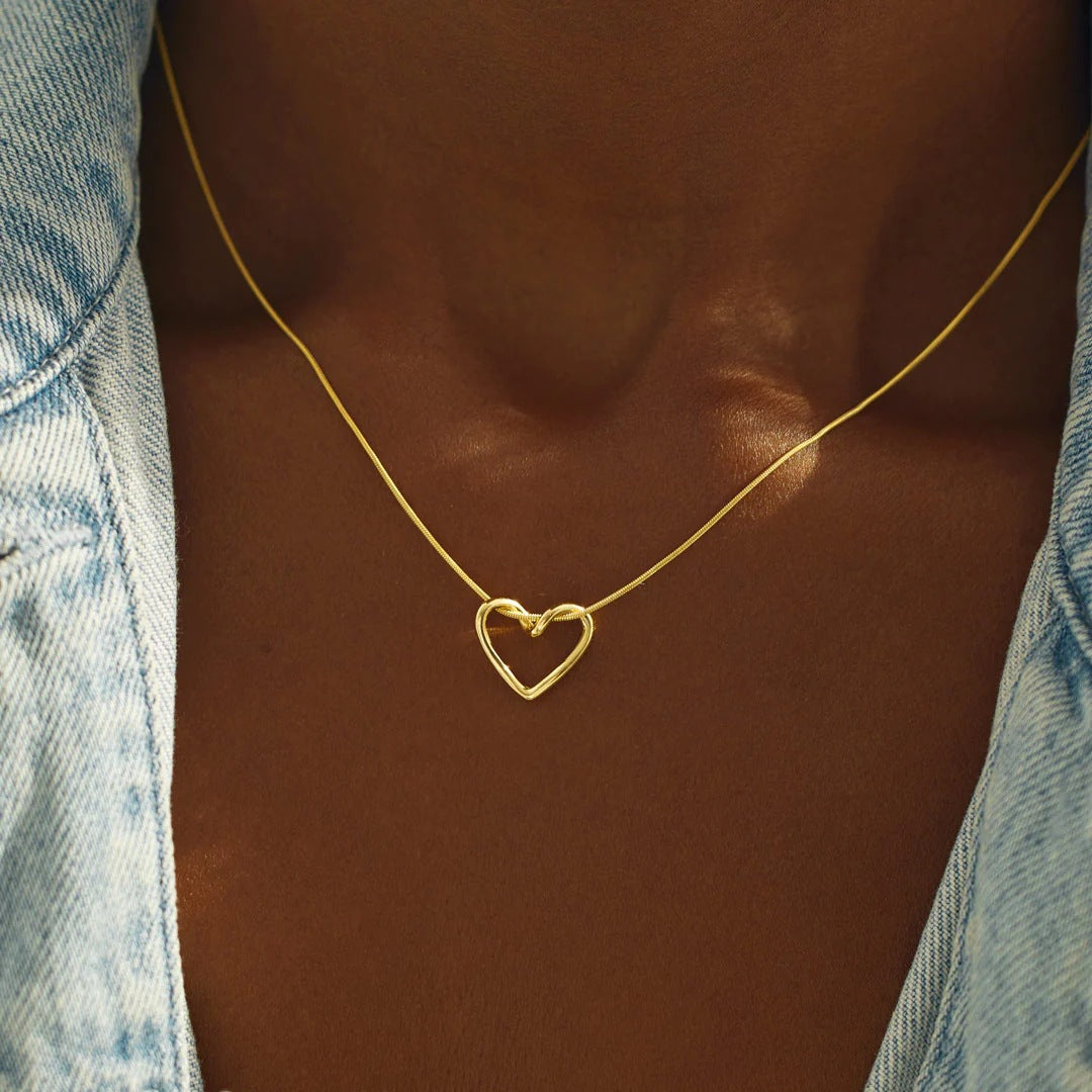 TO MY BEST FRIEND - A HEART OF GOLD - MINIMAL HEART PENDANT NECKLACE