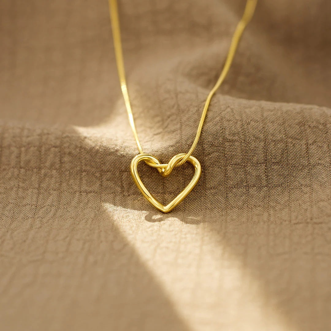 TO MY BEST FRIEND - A HEART OF GOLD - MINIMAL HEART PENDANT NECKLACE